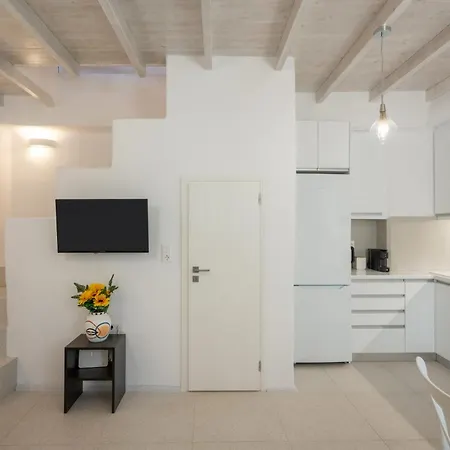 Stella's Alley House *